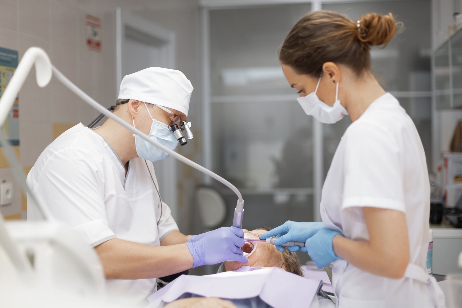 <span style="font-weight: bold;">Виниры, безметалловые коронки E MAX, Люминиры в нашей клинике устанавливает доктор с опытом работы более 20 лет </span>