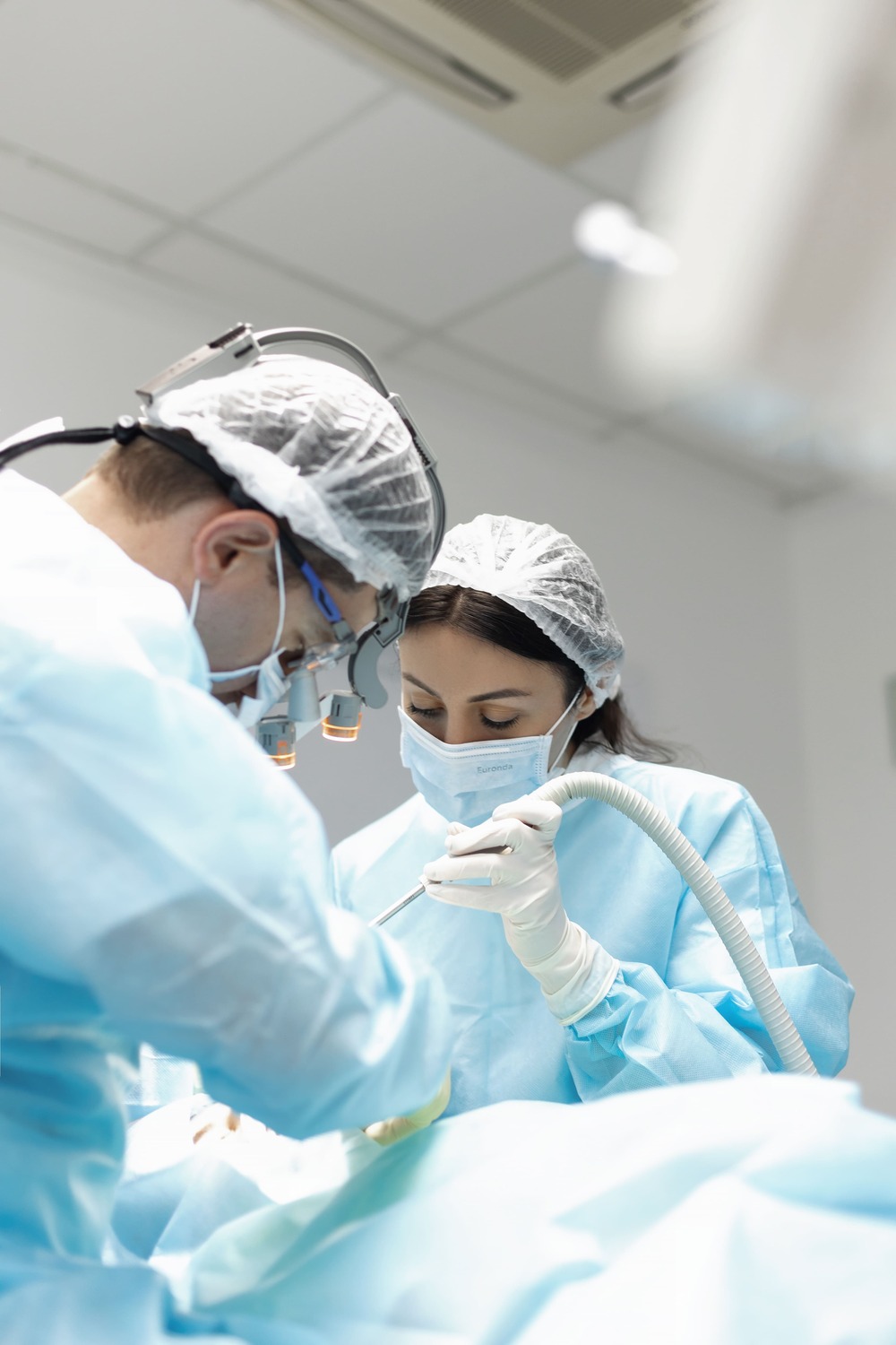 <span style="font-weight: bold;">Имплантация в руках команды опытного хирурга</span>